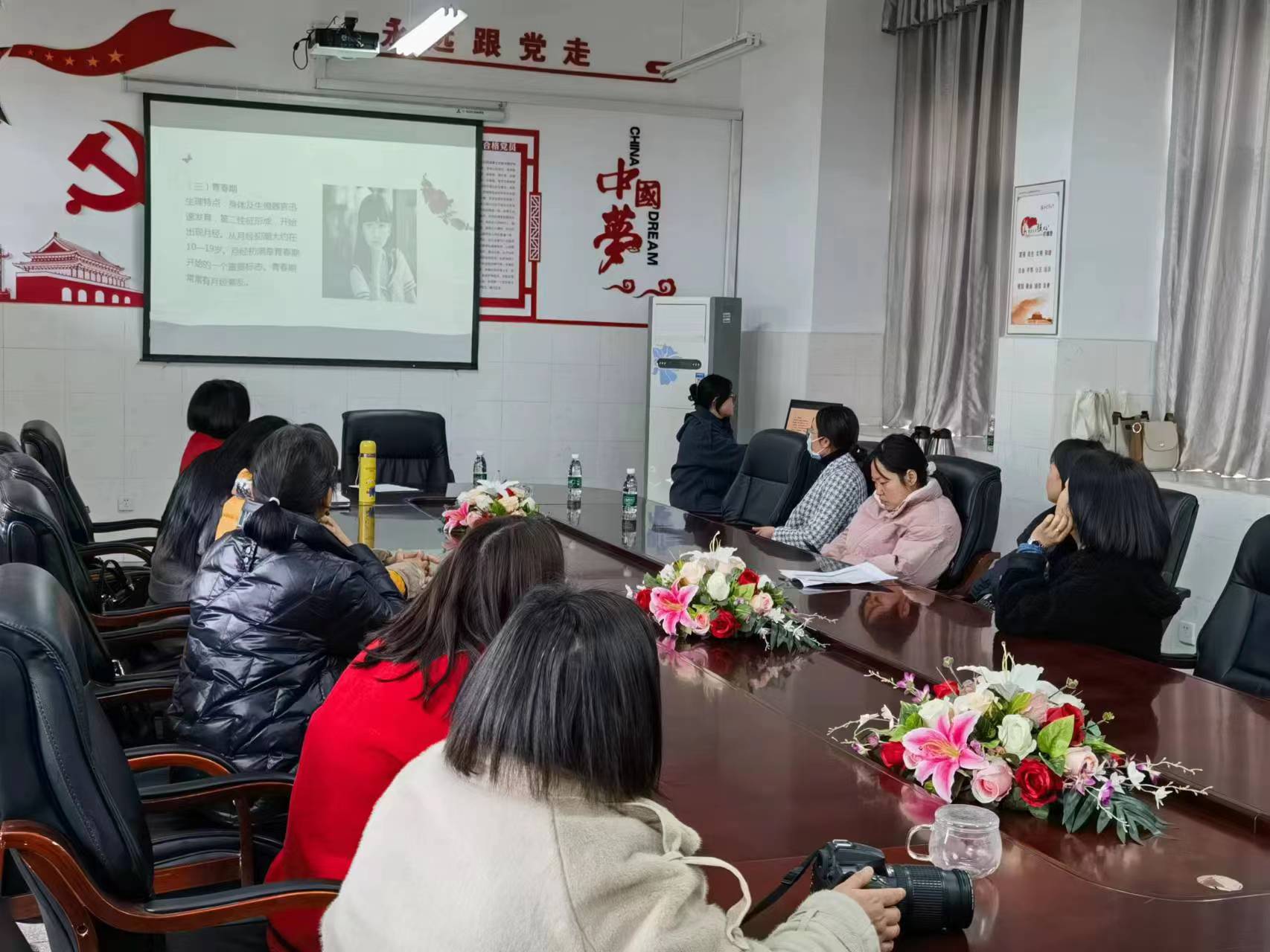 2月28日下午，婦兒?？坡?lián)盟婦產(chǎn)科主治醫(yī)師王雪梅受邀到深雪堂初中為校園工作人員講解女性健康知識講座。.jpg