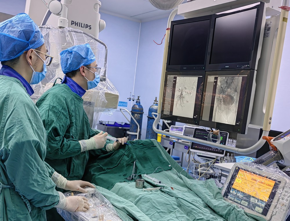 3月8日，腫瘤科團隊成功為王婆婆實施了子宮動脈灌注化療栓塞術(shù)，該項技術(shù)的成功開展，填補了區(qū)域內(nèi)此項技術(shù)的空白。.jpg