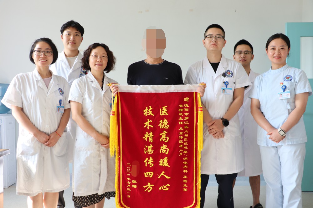 7月31日下午，出院患者張先生將一面印有“醫(yī)德高尚暖人心，技術(shù)精湛傳四方”字樣的錦旗送到了感染消化內(nèi)科，感謝王玲主任、先柳帆副主任及全科醫(yī)務人員。.jpg
