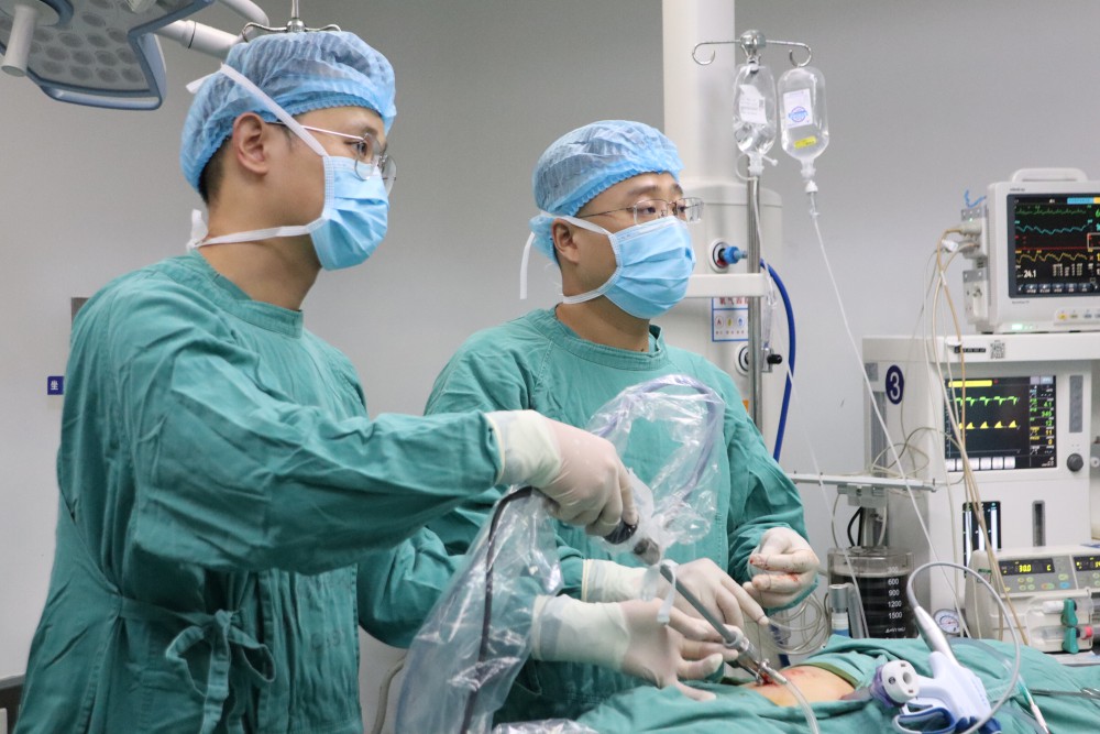 11月24日，我院普外胸外泌尿外科成功為八旬老人實(shí)施了腹腔鏡下右側(cè)無功能腎切除術(shù)。.jpg